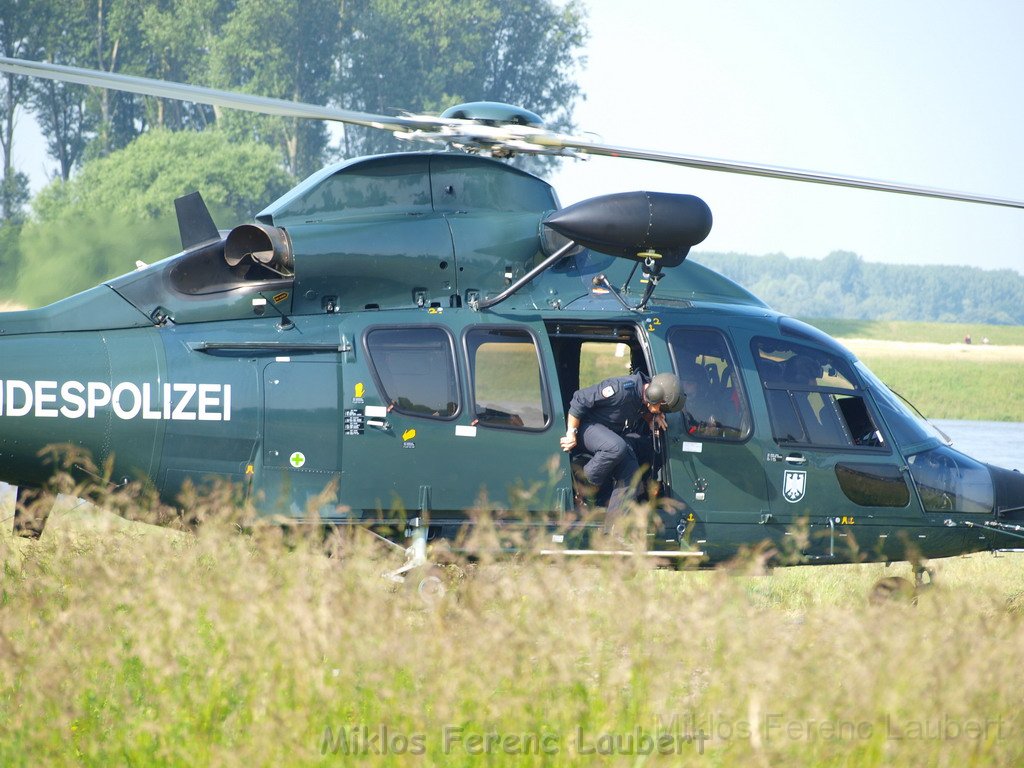 Uebung PRhein Feuerwehr Polizei DLRG Leverkusen Hitdorf P035.JPG